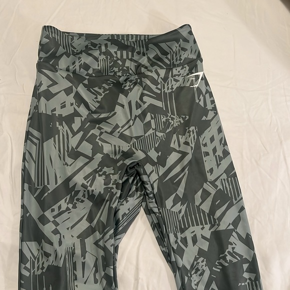 BN Gym Shark Set in sage green geometric print - Picture 10 of 11